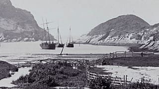 Watermouth Körfezi, Devon. Liman kolunun karşısında demirlemiş yelkenli tekneler ile uzaktan denize doğru bakıyor. Bilinmeyen fotoğrafçı, 1860-1900 arası.