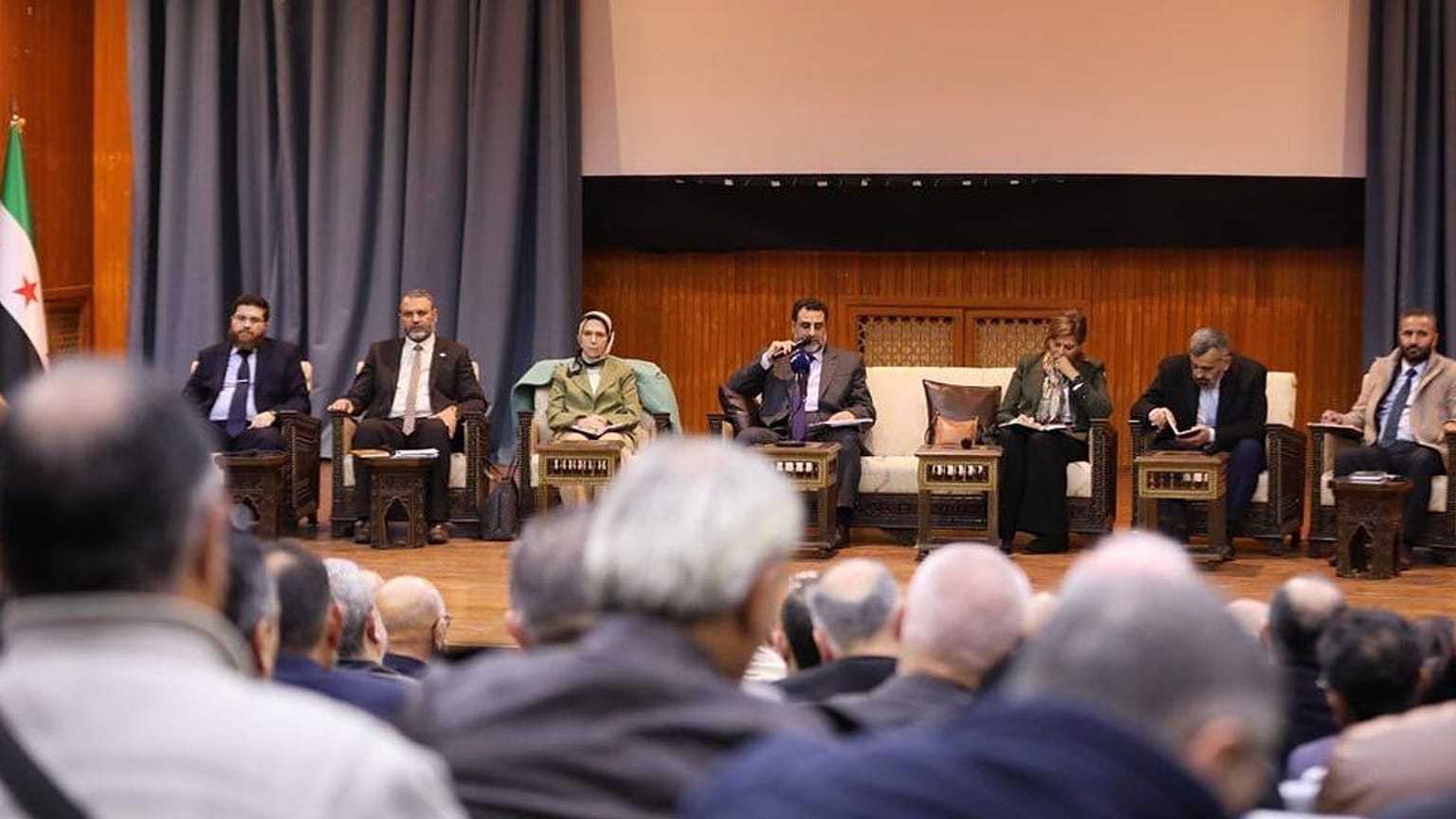 الجلسة الحوارية التي جمعت اللجنة التحضيرية لمؤتمر الحوار الوطني السوري بأبناء محافظة ريف دمشق