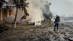 İtfaiyeciler hava saldırısı alanında yanan aracı söndürüyor. 21 Şubat 2025 - Zolochiv, Kharkiv bölgesi, Ukrayna