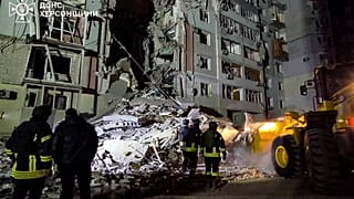 Orosz légicsapásban találatot kapott épület Herszonban február 20-án 