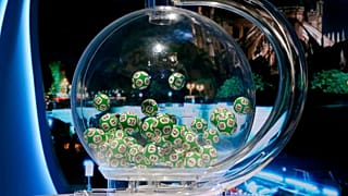  كرات داخل آلة اليانصيب خلال مؤتمر صحفي لشركة Française des Jeux (FDJ)، المشغّلة لليانصيب الوطني في فرنسا، ، 10 أبريل 2018.