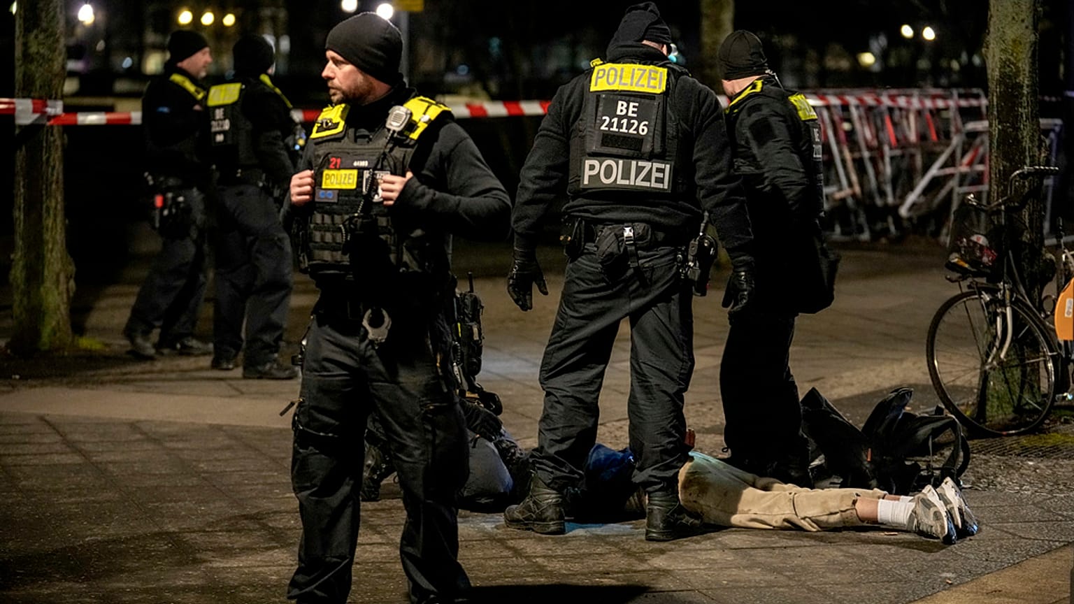 Des officiers de police arrêtent un homme au mémorial de l'Holocauste à Berlin, Allemagne, après qu'un autre homme a été gravement blessé, vendredi 21 février 2025.