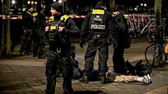 Des officiers de police arrêtent un homme au mémorial de l'Holocauste à Berlin, Allemagne, après qu'un autre homme a été gravement blessé, vendredi 21 février 2025.