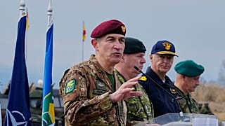Generał brygady Lorenzo D'Addario z włoskich sił zbrojnych rozmawia z prasą po zakończeniu drugiego dnia ćwiczenia Steadfast Dart 2025.