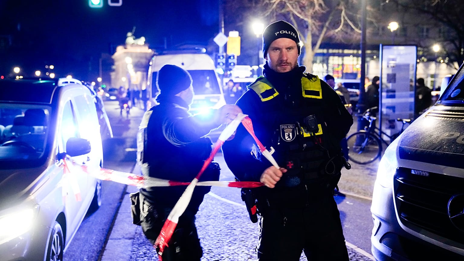 Policjanci obecni na miejscu zdarzenia przy pomniku Holokaustu po ataku na mężczyznę, który miał miejsce w miejscu pamięci w Berlinie, w Niemczech, w piątek, 21 lutego 2025 r.