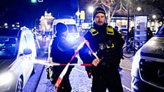 Policjanci obecni na miejscu zdarzenia przy pomniku Holokaustu po ataku na mężczyznę, który miał miejsce w miejscu pamięci w Berlinie, w Niemczech, w piątek, 21 lutego 2025 r.