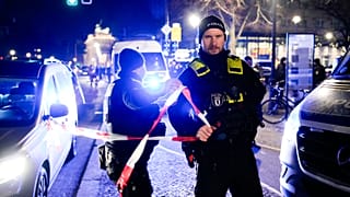 Policjanci obecni na miejscu zdarzenia przy pomniku Holokaustu po ataku na mężczyznę, który miał miejsce w miejscu pamięci w Berlinie, w Niemczech, w piątek, 21 lutego 2025 r.