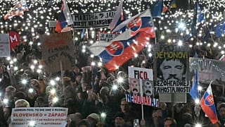 Συγκέντρωση για την έβδομη επέτειο της δολοφονίας ενός ερευνητή δημοσιογράφου και της αρραβωνιαστικιάς του, Jan Kuciak και Martina Kusnirova, Μπρατισλάβα, Παρασκευή 21 Φεβρουαρίου 2025