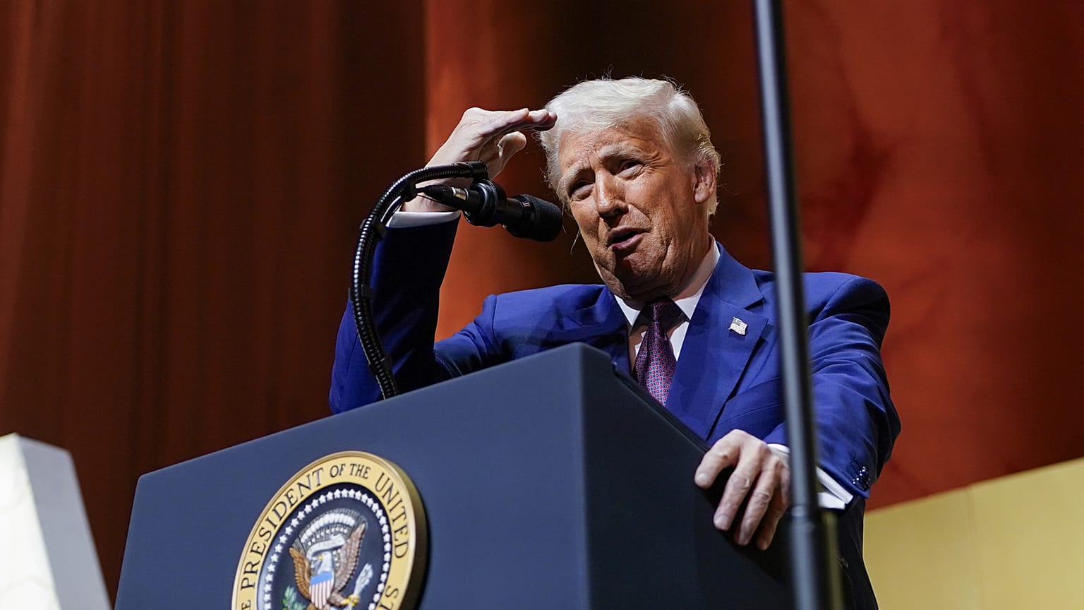 O Presidente dos EUA, Donald Trump, discursa na reunião da Associação de Governadores Republicanos no Museu Nacional da Construção, em Washington, a 20 de fevereiro de 2025