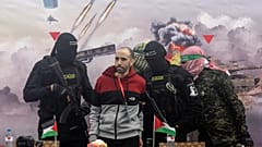 Hamas liberta 5 reféns em diferentes pontos e um sem cerimónia
