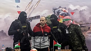 Hamas liberta 5 reféns em diferentes pontos e um sem cerimónia