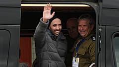 L'otage israélien libéré Tal Shoham salue depuis une camionnette alors qu'il arrive à l'hôpital Beilinson à Petah Tikva, Israël, samedi 22 février 2025.
