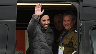 L'otage israélien libéré Tal Shoham salue depuis une camionnette alors qu'il arrive à l'hôpital Beilinson à Petah Tikva, Israël, samedi 22 février 2025.