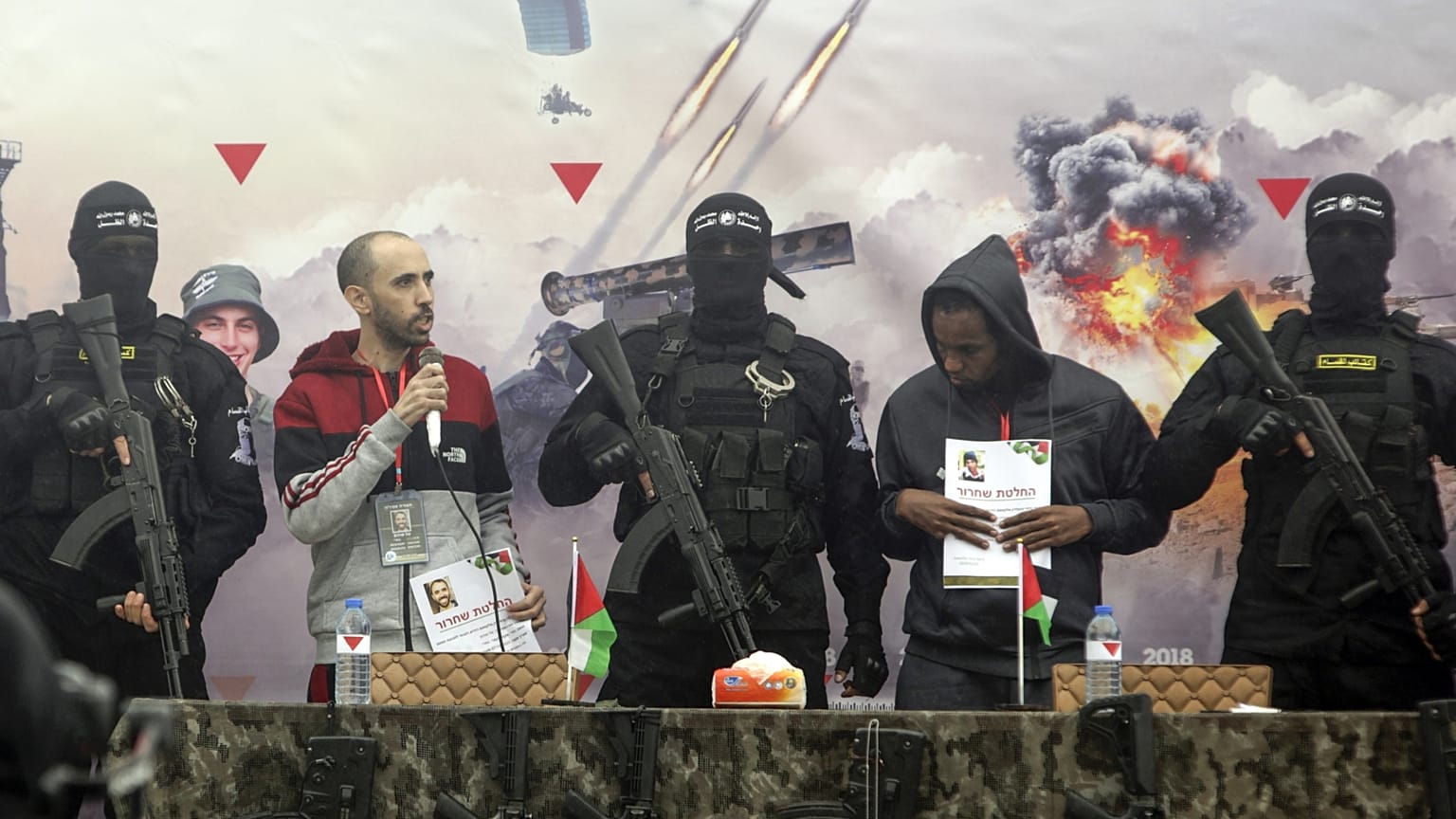 A két izraeli túsz, Tal Shoham és Avera Mengisto a terroristák között