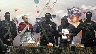 A két izraeli túsz, Tal Shoham és Avera Mengisto a terroristák között