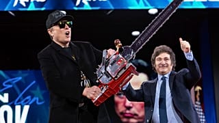 Elon Musk, 20 Şubat 2025'te Arjantin Devlet Başkanı Javier Milei'den (sağda) aldığı bir testereyi kaldırıyor.