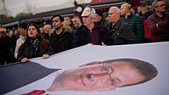 İstanbul Belediye Başkanı Ekrem İmamoğlu'nu destekleyenler, 31 Ocak 2025 Cuma günü İstanbul Adliyesi önünde