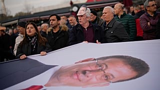 İstanbul Belediye Başkanı Ekrem İmamoğlu'nu destekleyenler, 31 Ocak 2025 Cuma günü İstanbul Adliyesi önünde