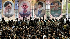 تصاویر عباس نیلفروشان، حسن نصرالله، یحیی سنوار و هاشم صفی‌الدین که همگی بر اثر حمللات اسرائیل کشته شدند، نماز جمعه در دانشگاه تهران، ۸ نوامبر ۲۰۲۴
