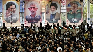 تصاویر عباس نیلفروشان، حسن نصرالله، یحیی سنوار و هاشم صفی‌الدین که همگی بر اثر حمللات اسرائیل کشته شدند، نماز جمعه در دانشگاه تهران، ۸ نوامبر ۲۰۲۴