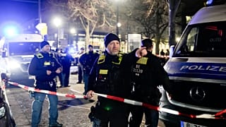 Rendőrök a tett helyszínén, a berlini holokauszt-emlékműnél