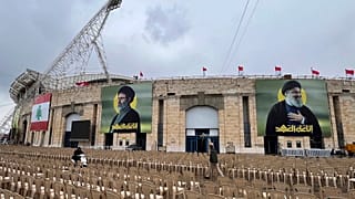 ملعب المدينة الرياضية في بيروت، قبل يوم من موكب تشييع حسن نصرالله وهاشم صفي الدين، في بيروت، لبنان، السبت 22 شباط/ فبراير 2025. 