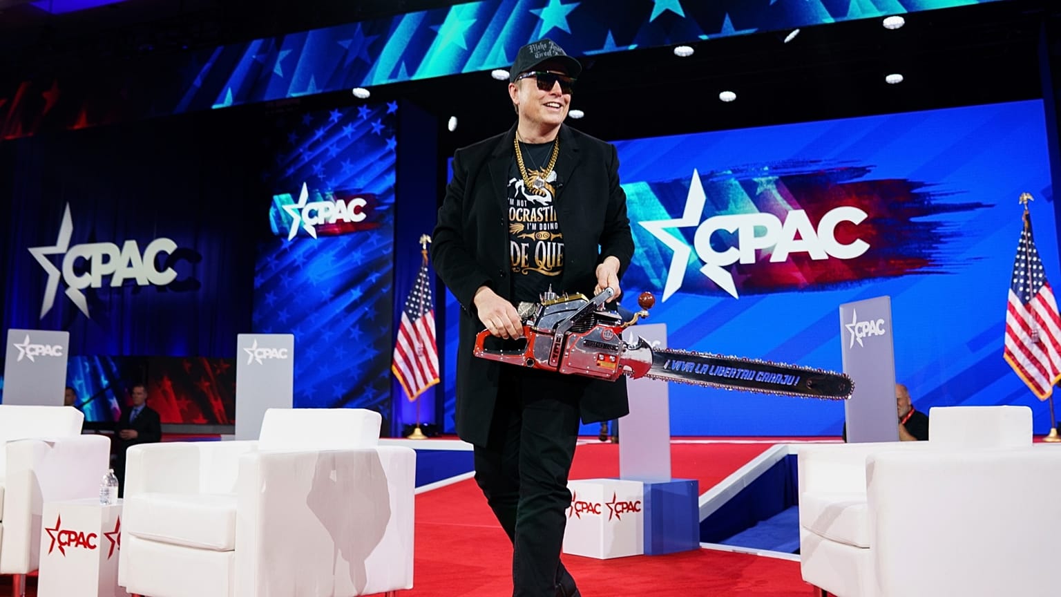 Nagy figyelmet keltett Elon Musk is a CPAC-en a láncfűrészével