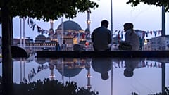 Bir çift, 22 Mayıs 2024 Çarşamba günü İstanbul'daki Taksim Meydanı'nda bir bankta otururken görüntüleniyor.