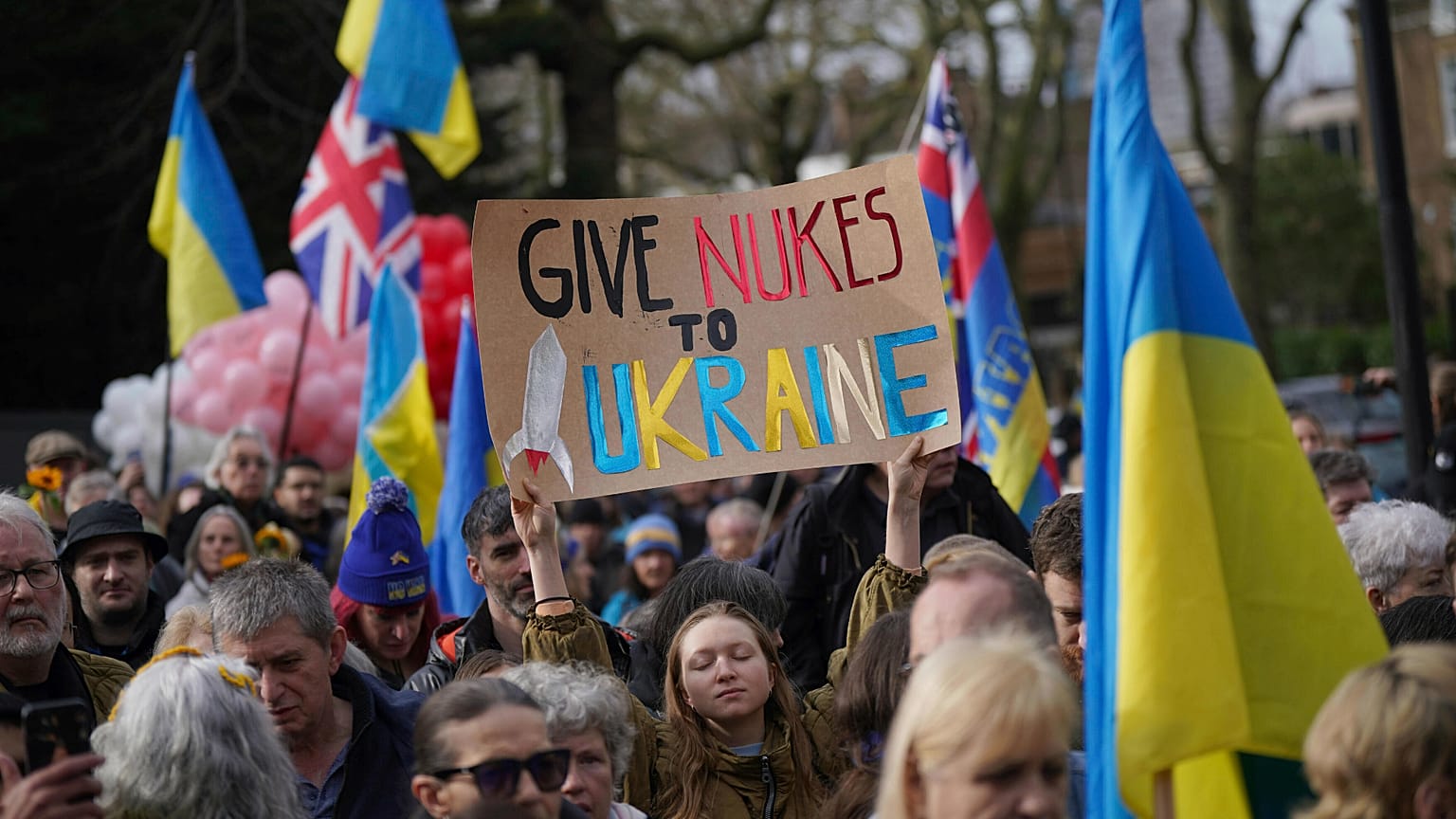 Le persone marciano dalla statua di San Volodymyr all'ambasciata russa a Londra per celebrare il triennale dell'invasione russa dell'Ucraina, il 22 febbraio 2025.