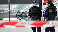 ATCHIVE: Polis memurları 11 Ocak 2023 Çarşamba günü Paris'teki Gare du Nord tren istasyonunda devriye geziyor.