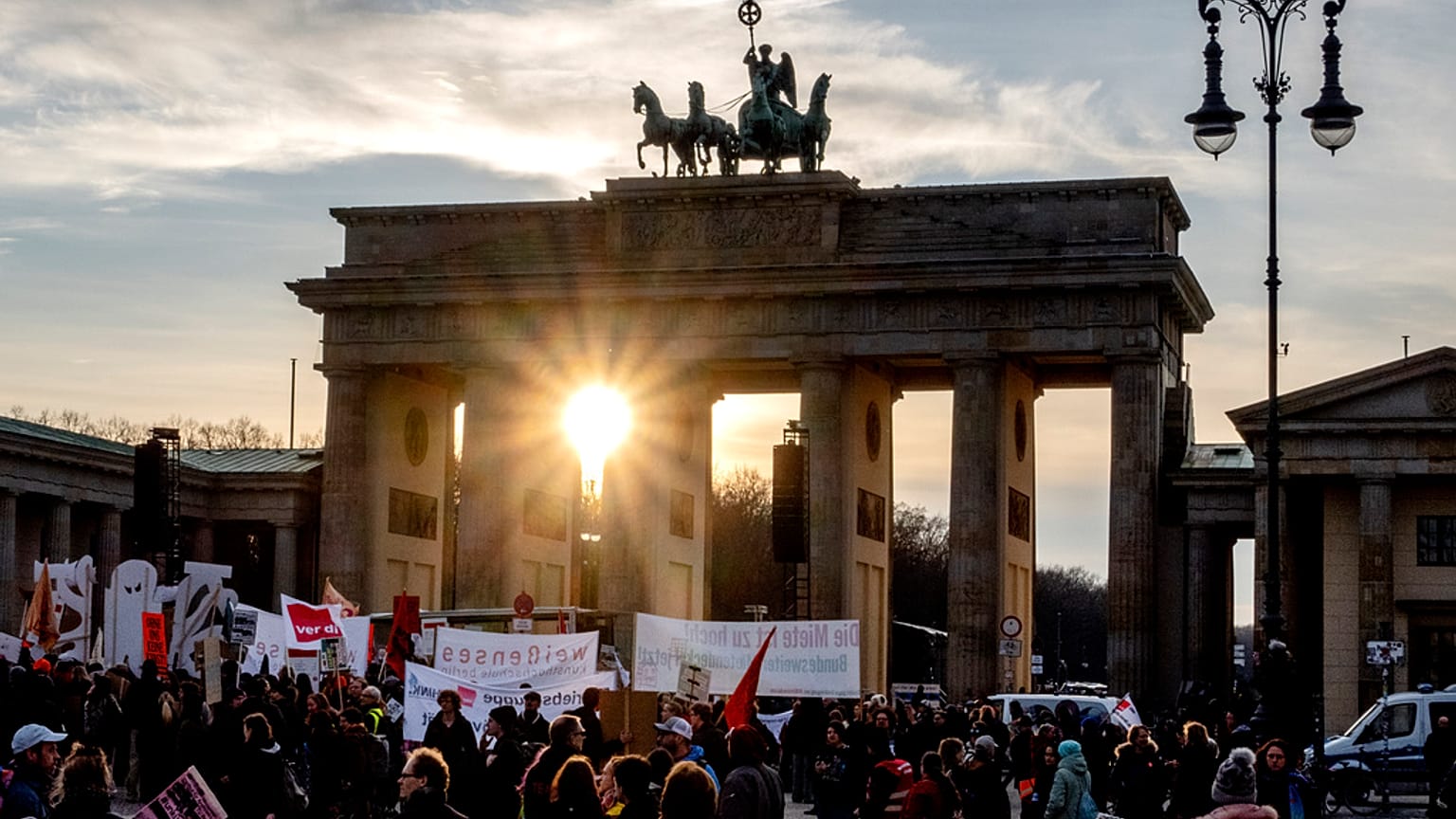 Le soleil se couche derrière la porte de Brandebourg à Berlin, Allemagne, samedi 22 février 2025, un jour avant les élections allemandes.