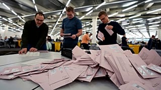 Papeletas electorales en un centro de votación en Alemania.