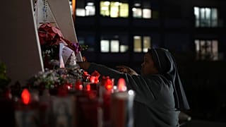 Eine Nonne rückt Kerzen vor der Poliklinik Agostino Gemelli in Rom zurecht, Samstag, 22. Februar 2025, wo der Papst seit Freitag, 14. Februar, im Krankenhaus liegt.
