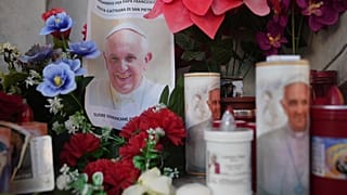 Свечи и фотография Папы Франциска перед поликлиникой Агостино Джемелли в Риме в субботу, 22 февраля 2025 года, где понтифик находится с 14 февраля. (AP Pho