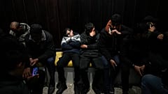أهالي الأسرى الفلسطينيين الذين ينتظرون الإفراج عنهم من السجون الإسرائيلية في وقت مبكر من يوم الأحد، 23 فبراير/شباط 2025