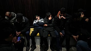 أهالي الأسرى الفلسطينيين الذين ينتظرون الإفراج عنهم من السجون الإسرائيلية في وقت مبكر من يوم الأحد، 23 فبراير/شباط 2025