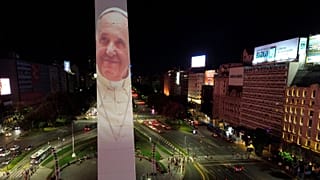 تصویر پاپ فرانسیس در مقابل پلی کلینیک آگوستینو جملی در رم