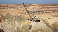 Ilmenit külszíni bánya egy kanyonban Kirovohrad központi régiójában, 2025. február 12.