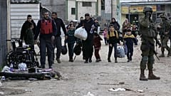 سكان مخيم الفارعة للاجئين في الضفة الغربية، بالقرب من طوباس، يخلون منازلهم مع استمرار العملية العسكرية الإسرائيلية في المنطقة يوم السبت 8 فبراير/شباط 2025