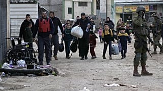 سكان مخيم الفارعة للاجئين في الضفة الغربية، بالقرب من طوباس، يخلون منازلهم مع استمرار العملية العسكرية الإسرائيلية في المنطقة يوم السبت 8 فبراير/شباط 2025