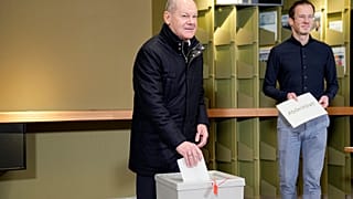 Действующий канцлер Олаф Шольц голосует на выборах 23 февраля 2025 года