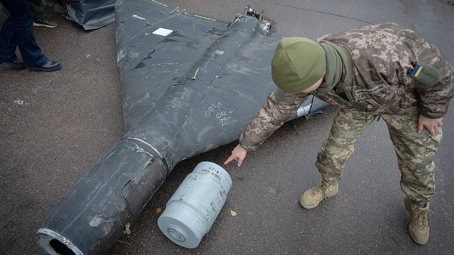 ARCHIVO: Un oficial ucraniano muestra una carga termobárica de un dron Shahed derribado y lanzado por Rusia en un lugar no revelado de Ucrania, el 14 de noviembre de 2024.