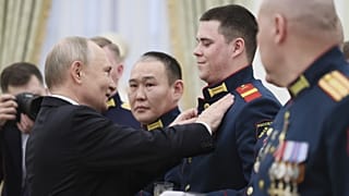 O Presidente russo, Vladimir Putin, reúne-se com os galardoados com a medalha Estrela de Ouro de Herói da Rússia em Moscovo, 23 de fevereiro de 2025