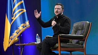 Президент Украины Владимир Зеленский отвечает на вопросы журналистов во время пресс-конференции в Киеве, воскресенье, 23 февраля 2025 года.