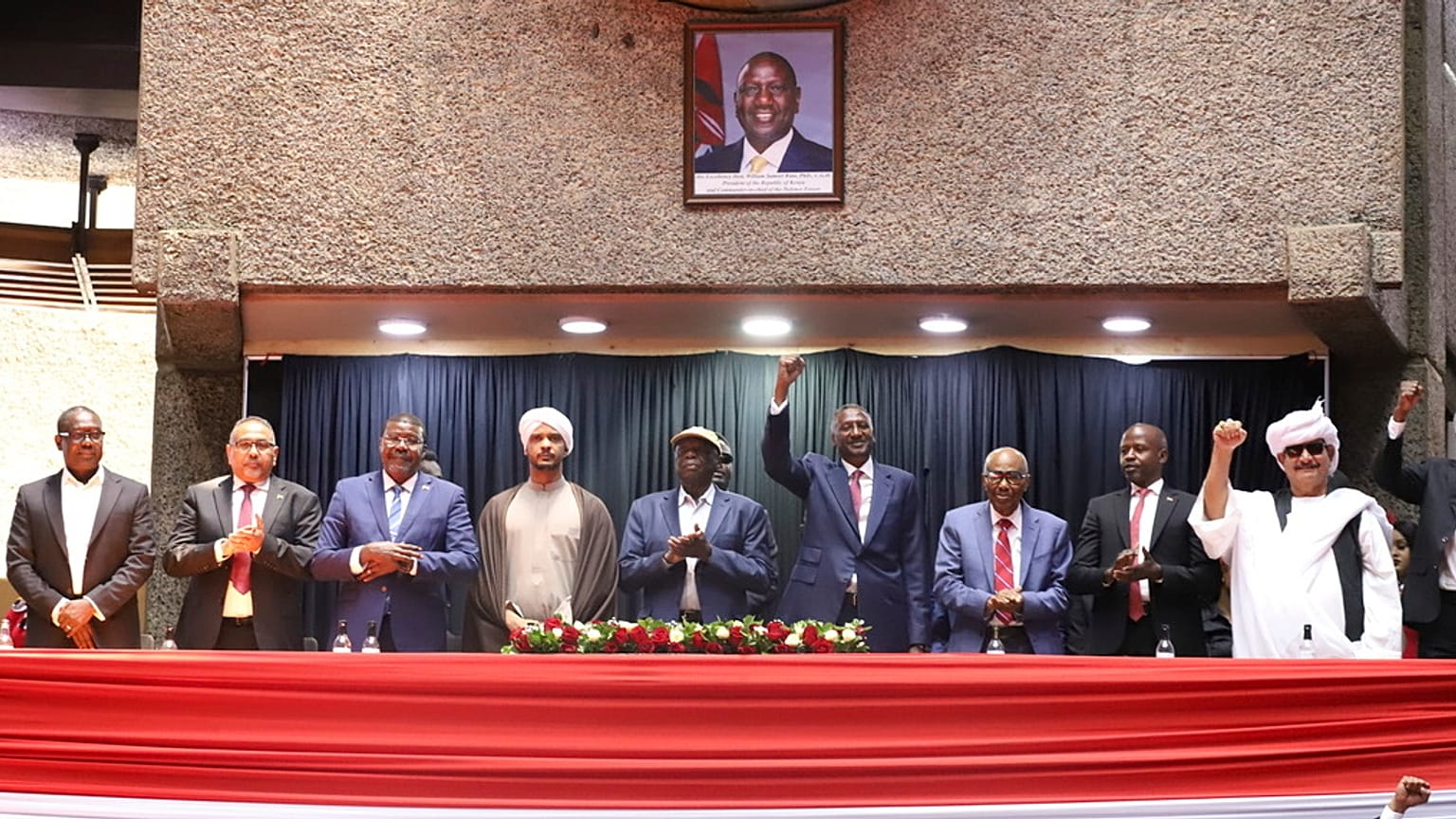 ممثلون عن قوات الدعم السريع خلال مراسم توقيع لميثاق تأسيس السودان، الذي يهدف إلى تشكيل حكومة موازية في نيروبي، يوم الثلاثاء 18 فبراير 2025. 