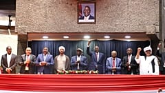 ممثلون عن قوات الدعم السريع خلال مراسم توقيع لميثاق تأسيس السودان، الذي يهدف إلى تشكيل حكومة موازية في نيروبي، يوم الثلاثاء 18 فبراير 2025. 