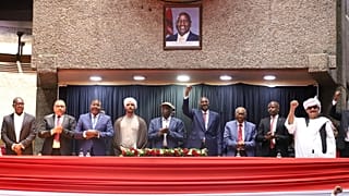 ممثلون عن قوات الدعم السريع خلال مراسم توقيع لميثاق تأسيس السودان، الذي يهدف إلى تشكيل حكومة موازية في نيروبي، يوم الثلاثاء 18 فبراير 2025. 