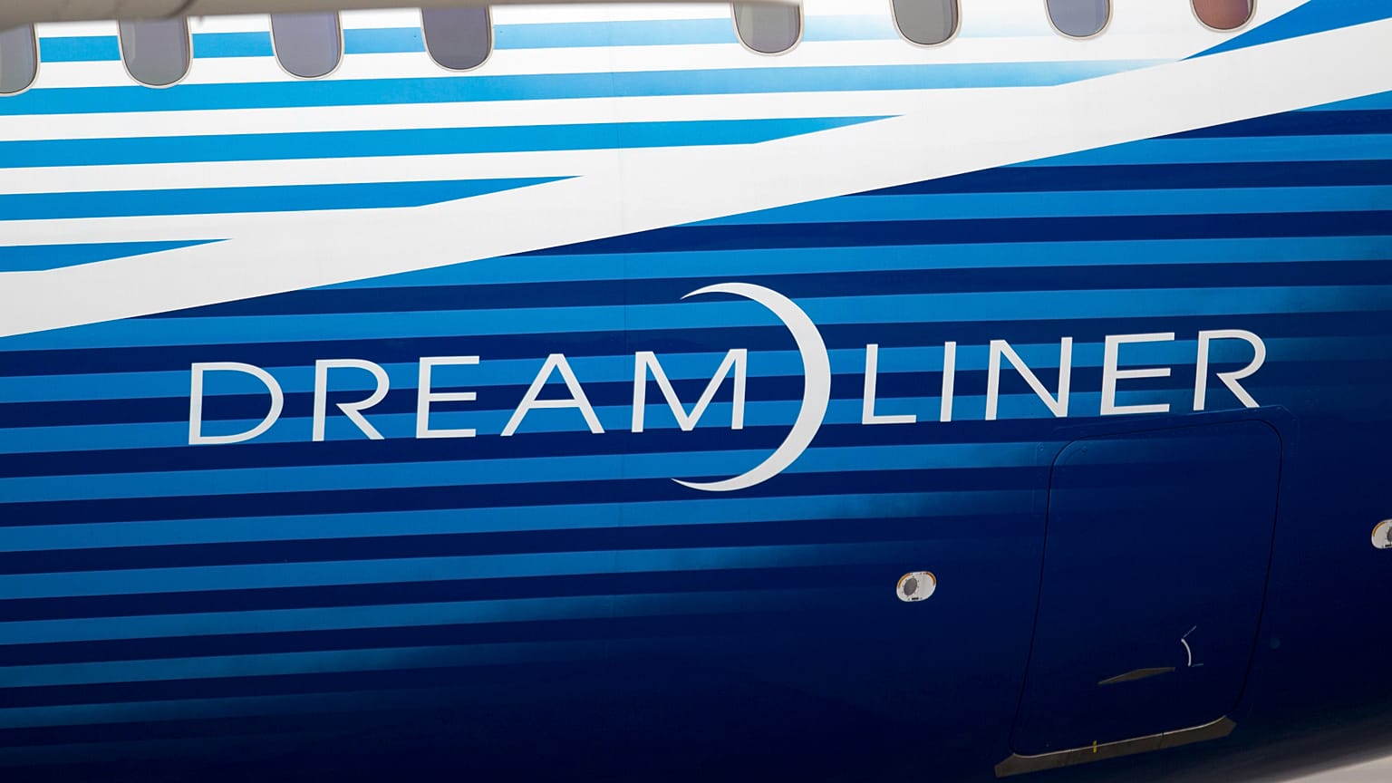 Боинг, на котором в воскресенье произошел взрыв, - это 787 Dreamliner