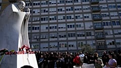 El Papa Francisco está consciente y recibe oxígeno suplementario, dice el Vaticano