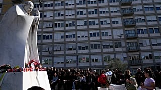 Fiéis junto ao hospital onde o Papa está internado